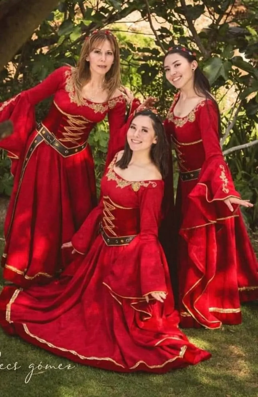 Damas con vestidos rojos
