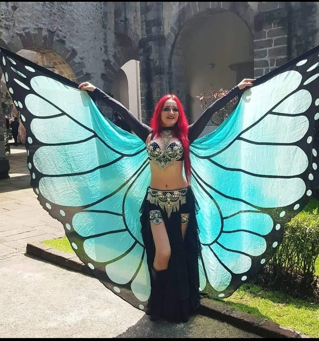 Hada con alas de mariposa
