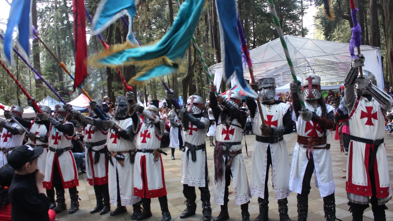 Templarios con estandartes